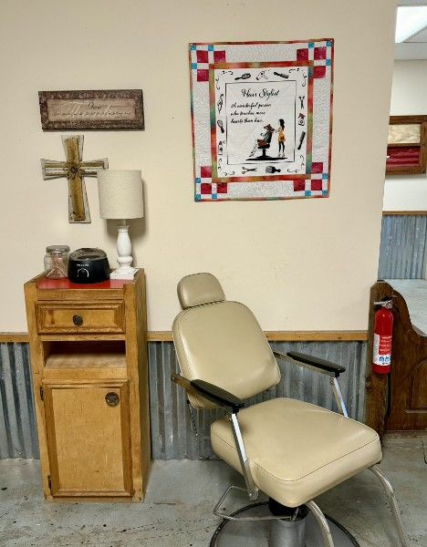 Styling chair and station with framed art